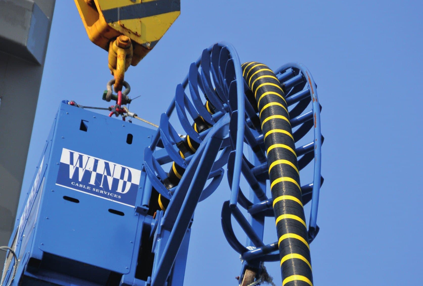 Kabel van WIND Cable Services aan de kraan